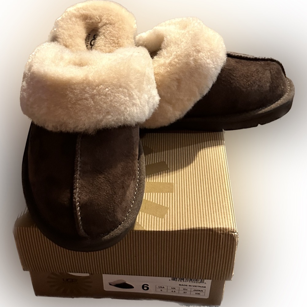 UGG Slippers size 6 Brand New